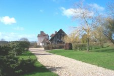 le pressoir et la maison des propriétaires tels qu'ils sont visibles de l'entrée 