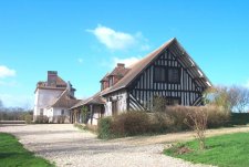 Le pressoir avec au fond la maison des propriétaires