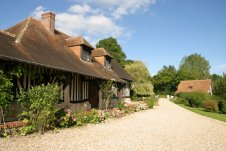 Le pressoir avec au fond la maison d'entrée