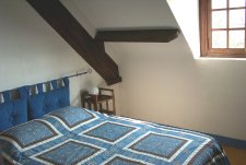 Chambre à lit de couple
